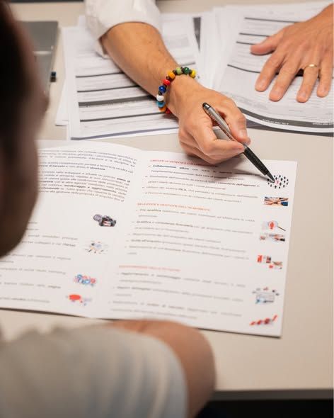 Consulente illustra la brochure di un immobile