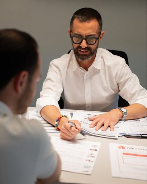 Consulente e cliente rivedono i documenti di vendita