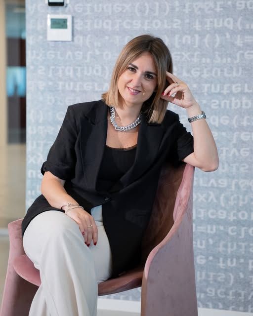 Ritratto di una consulente di Abitare seduta in poltrona